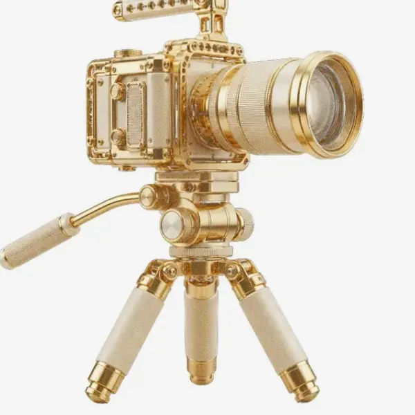 Camera on tripod — Bof